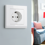 Розетка с заземлением и шторками (белый)