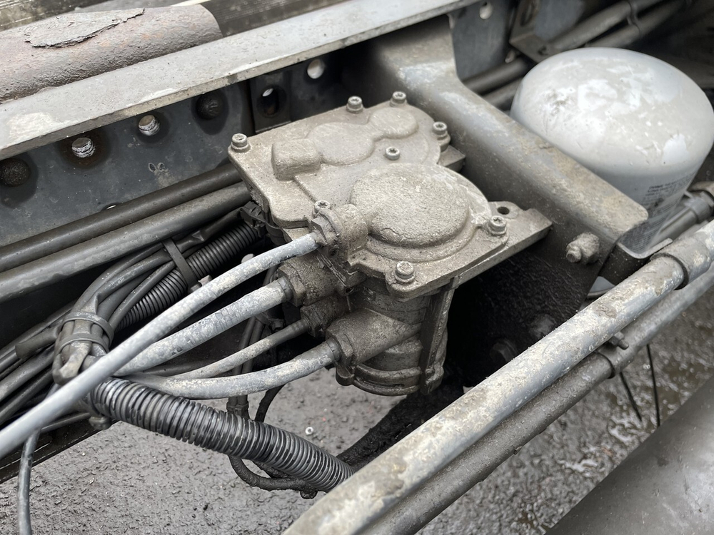 Кран управления тормозами прицепа