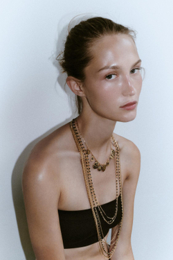 ZARA НАБОР ИЗ 3 ОЖЕРЕЛИЙ С ЦЕПОЧКАМИ, БУСИНАМИ И ШАРМАМИ, ЦВЕТ СОСТАРЕННОГО ЗОЛОТА