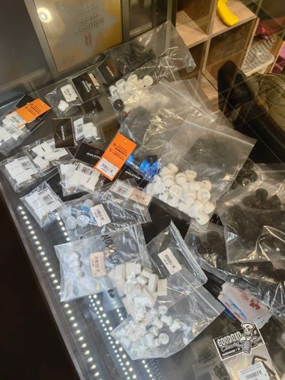 Набор перьев и кэпов