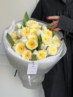 Сборный букет из  кустовой пионовидной розы и тюльпанов