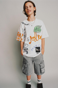 ZARA ФУТБОЛКА С ГРАФФИТИ-ПРИНТОМ, БЕЛЫЙ