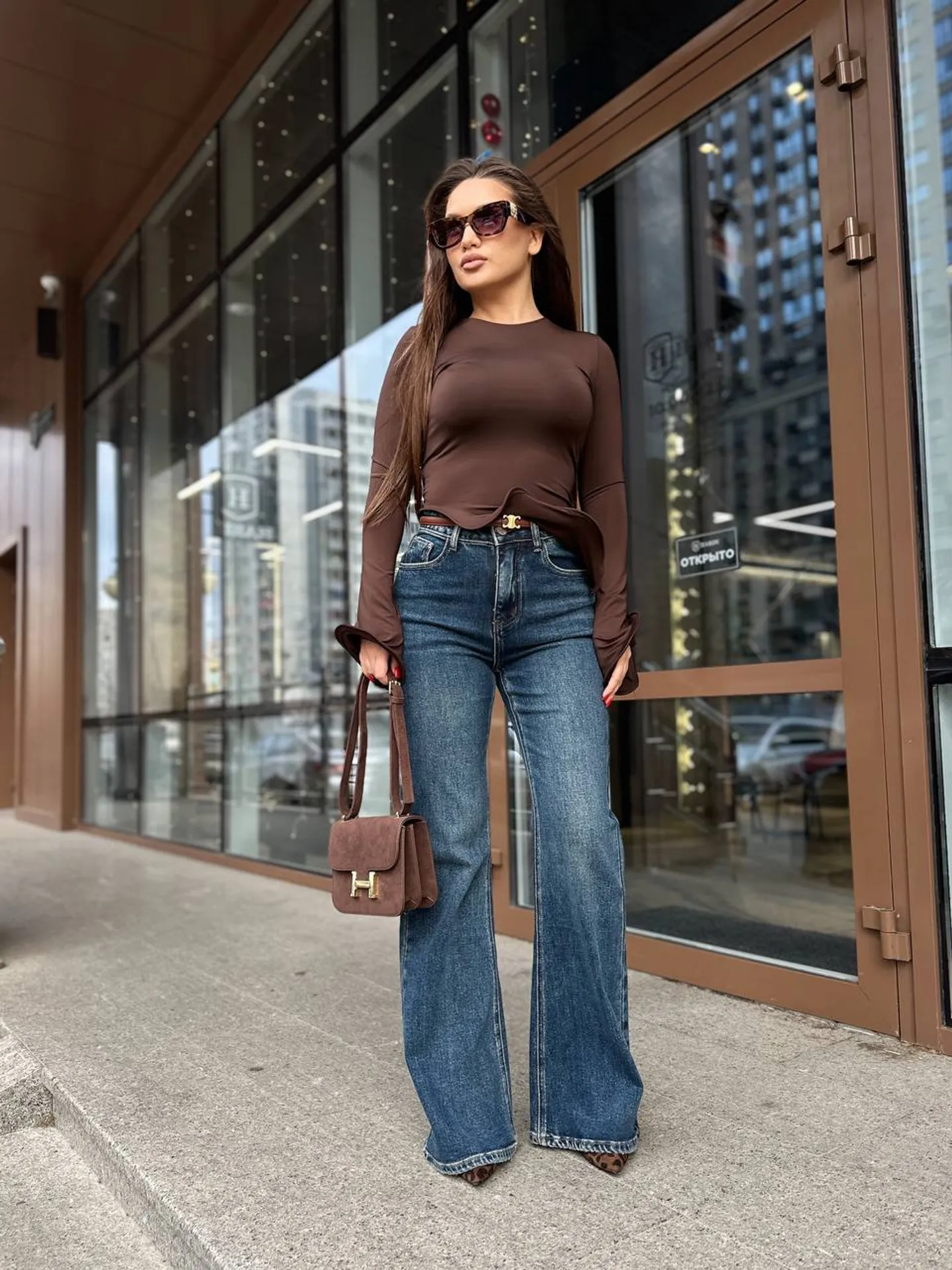 Лонгслив однотонный с расклешенными рукавами и баской