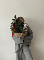 Букет из нобилиса, эвкалипта, кедра и заснеженной ветки