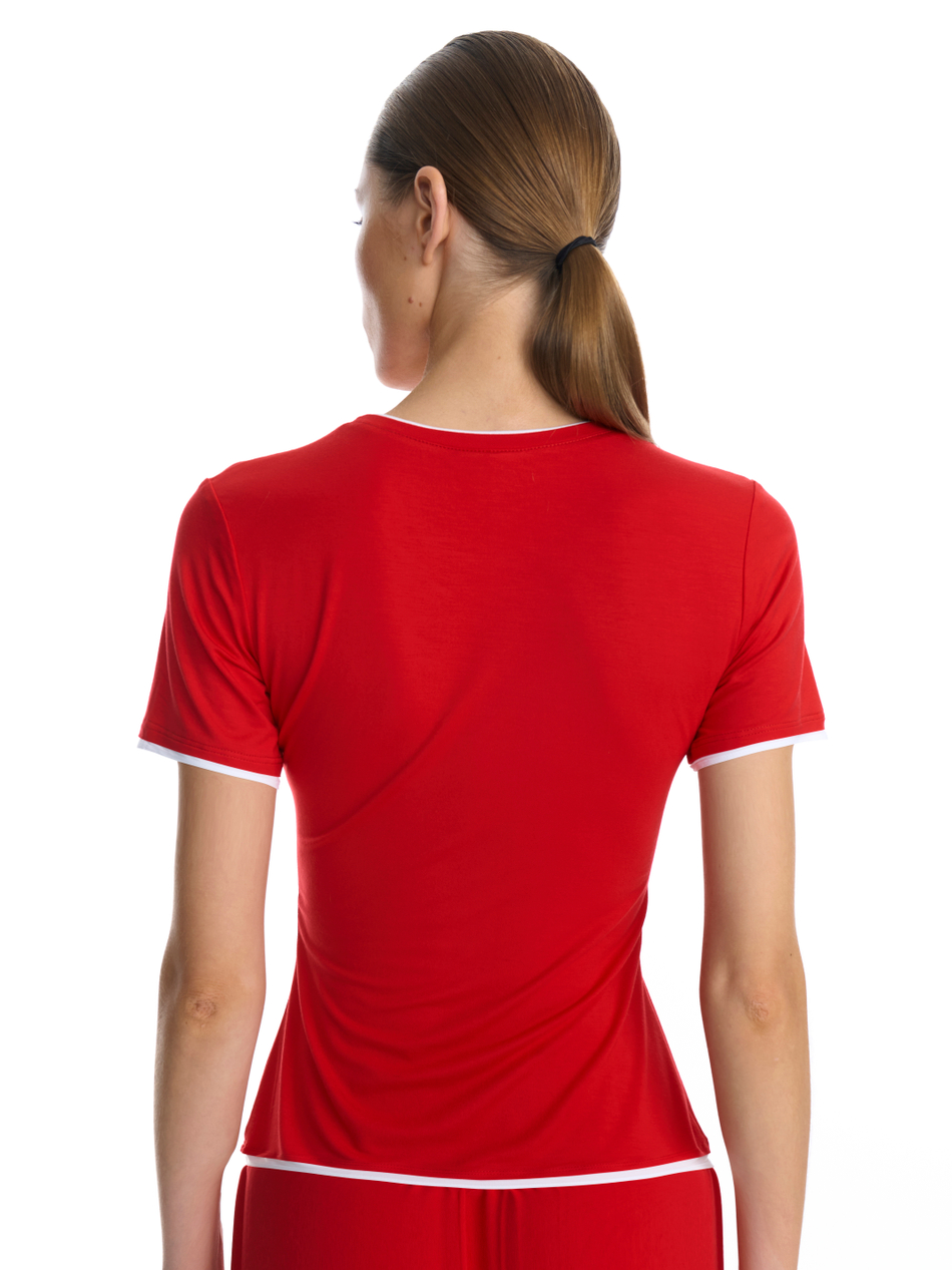 Футболка приталенная с контрастной окантовкой красная