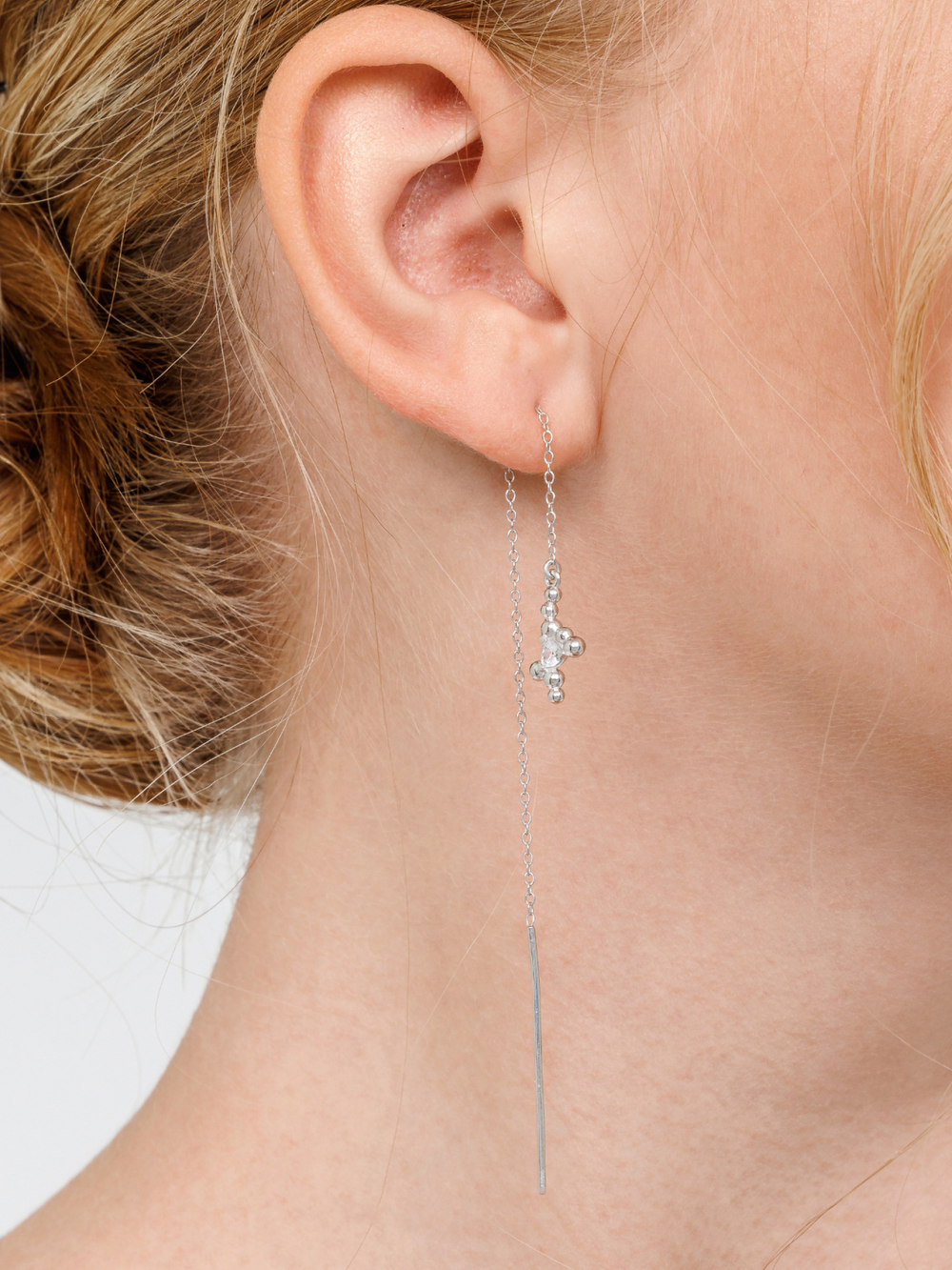 Серьги-продёвки из серебра со вставками из выращенной шпинели