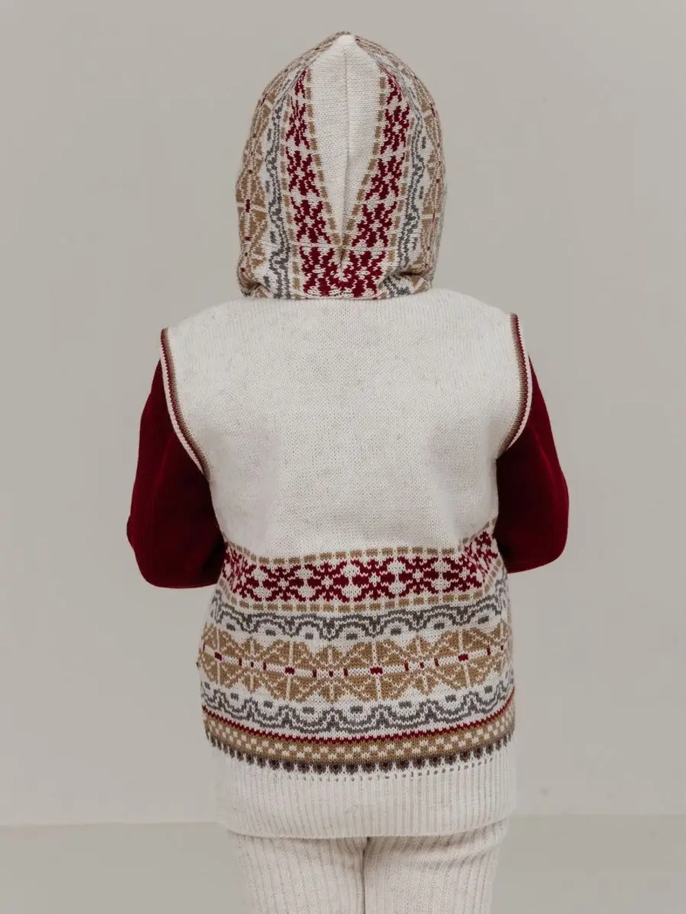 Жилетка вязаная с капюшоном