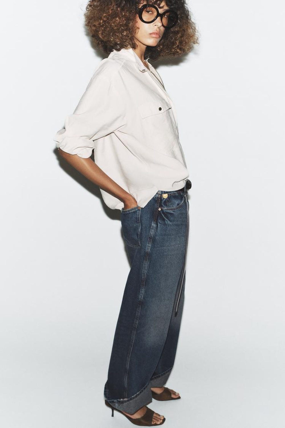 ZARA СТРУЯЩАЯСЯ РУБАШКА С ВЫСОКИМ ВОРОТНИКОМ, ПЕСОЧНЫЙ