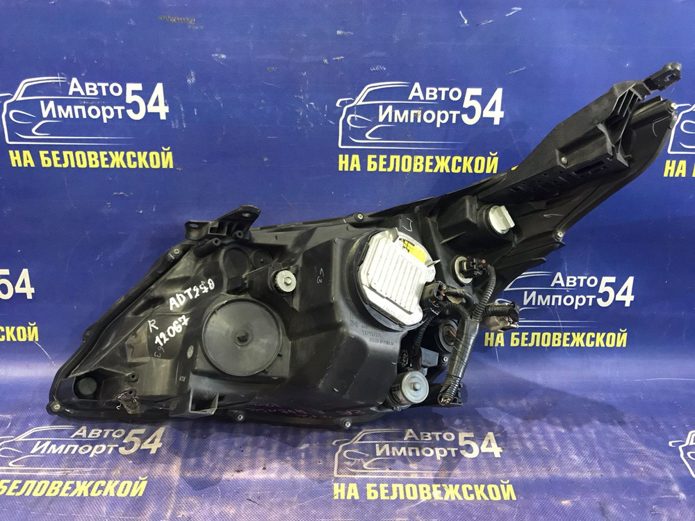 Фара передняя правая TOYOTA AVENSIS 2011-2015