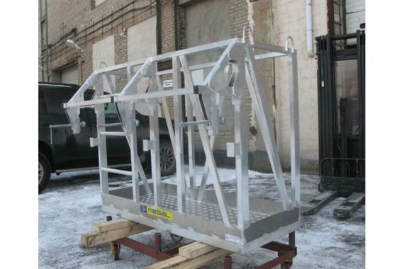 Площадка, навешиваемая на кран-балку с прижимным механизмом MEGAL ПНА-2 (балка 45М, ГОСТ 19425-74)