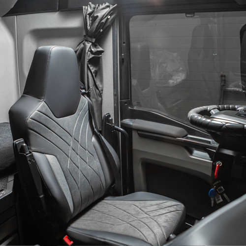 Чехлы Люкс MAN TGX, TGS с 2021 года без регулировки ремня безопасности водителя по высоте (экокожа, черный, серая вставка)