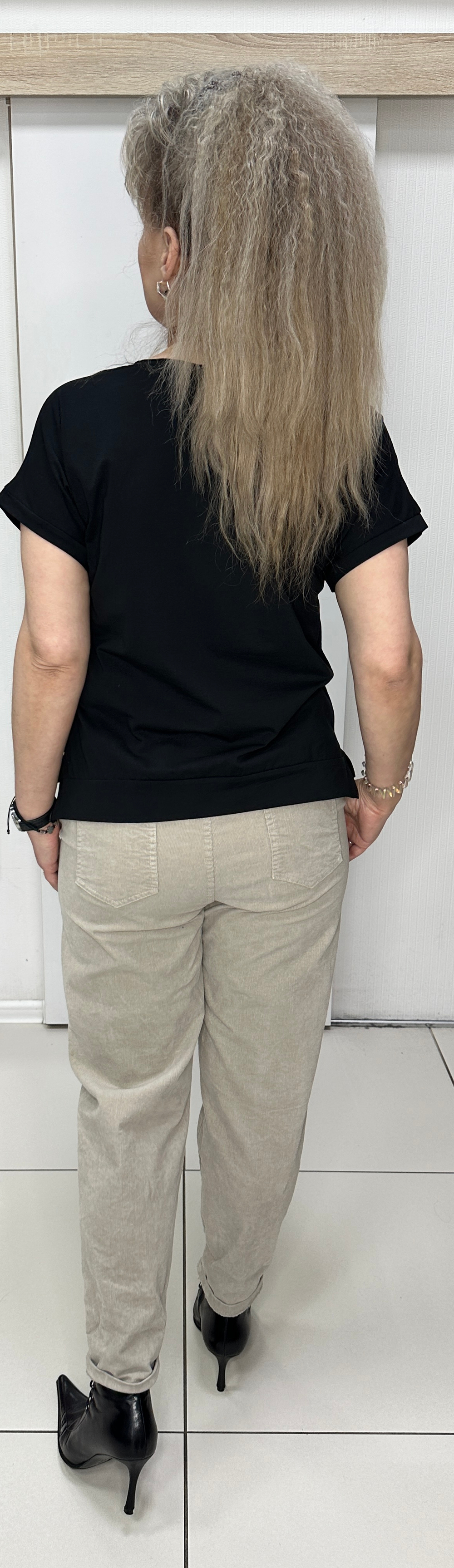 Черная футболка со стразовым "кленовым" принтом