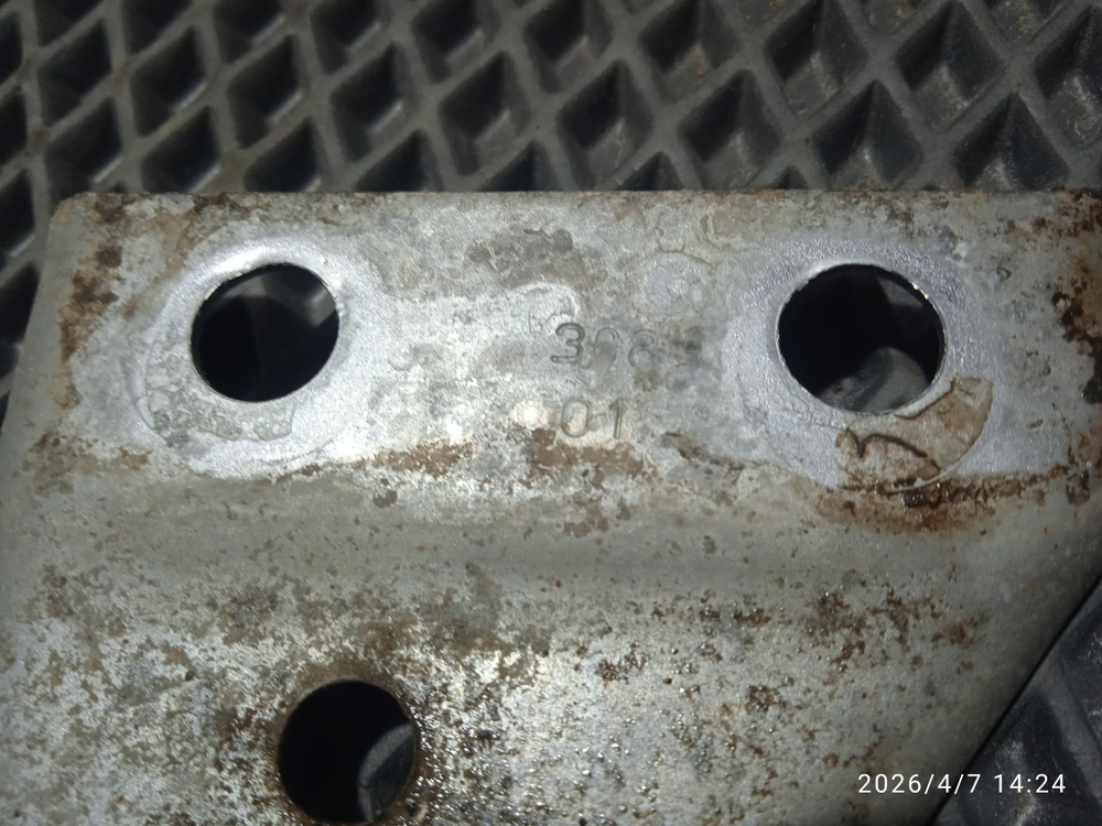 Кронштейн (усилитель шасси-тоннеля) Шкода Октавия А5 1,4 BUD Б/У