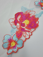 Вышивка на сетке белая с голубыми и красными цветами К694