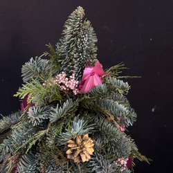 Елочка из нобилиса с лентами, шишками и елочными украшениями