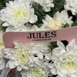 «Снегопад» композиция из ели(нобилиса) и хризантемы