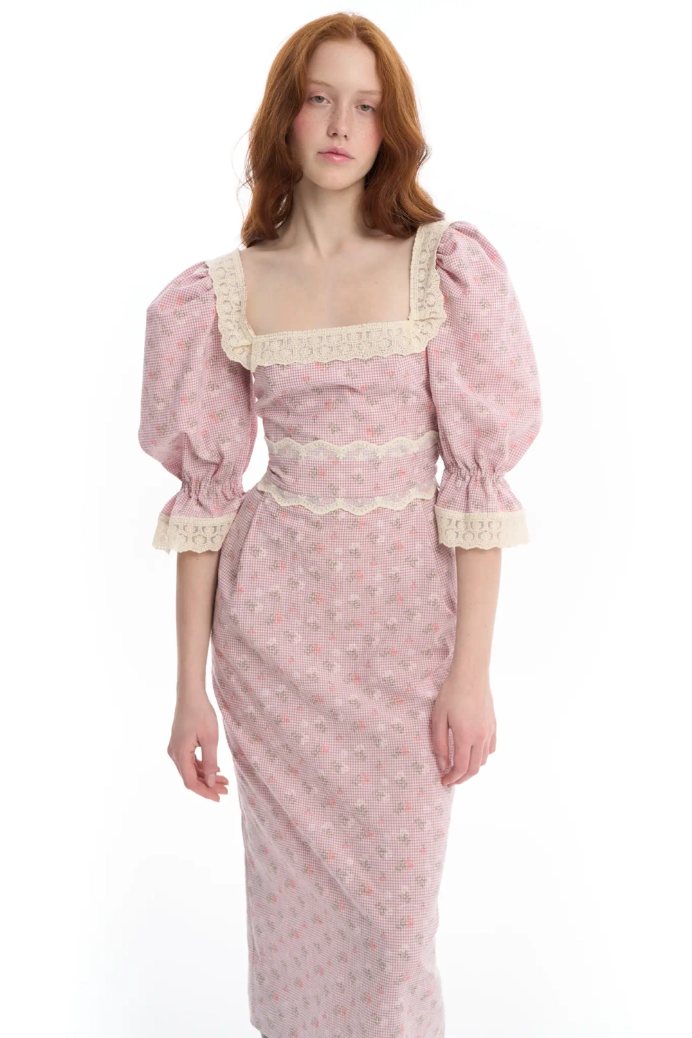 Платье с вырезом "каре" розовое