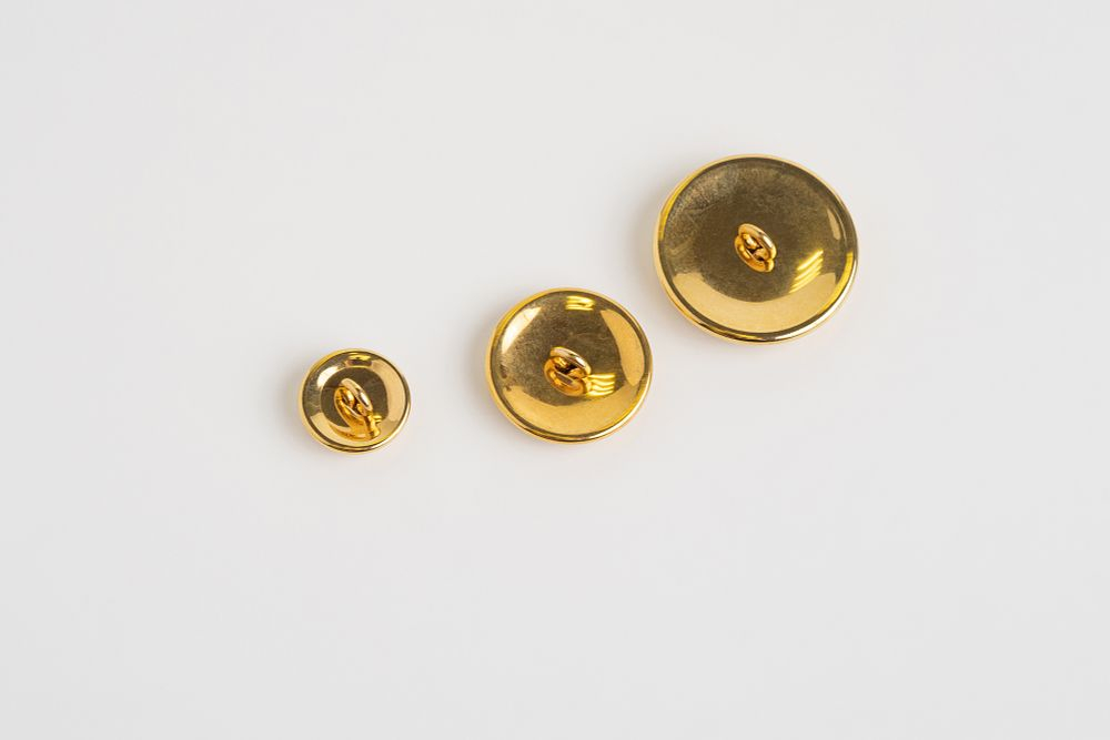 Три винтажные металлические пуговицы разного размера
