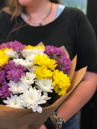 Яркая охапка хризантем