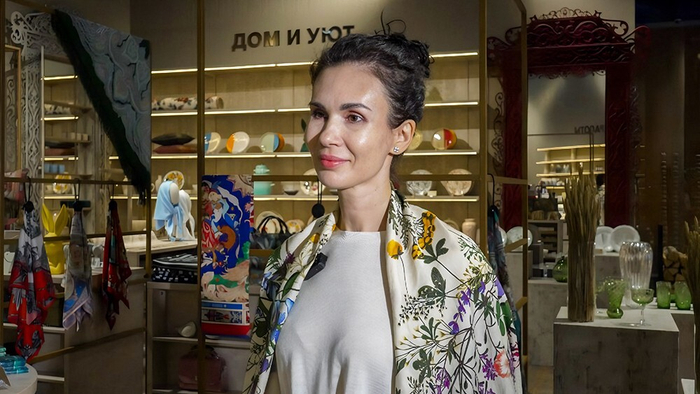 Платок как национальный символ: дизайнер Нина Ручкина провела мастер-класс в Универмаге «Россия»