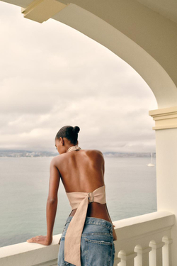 ZARA СТРУЯЩИЙСЯ ТОП С ГОРЛОВИНОЙ ХАЛТЕР И ОТКРЫТОЙ СПИНОЙ, КАМЕННО-СЕРЫЙ