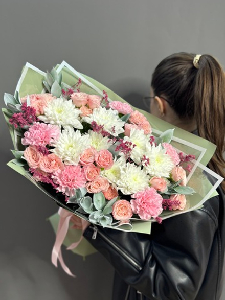 Авторский букет с кустовыми пионовидными розами "Мадам Бомбастик"