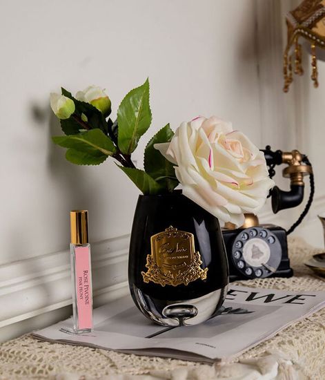 Роза чайная бело-розовая в темной вазе, Cote Noire