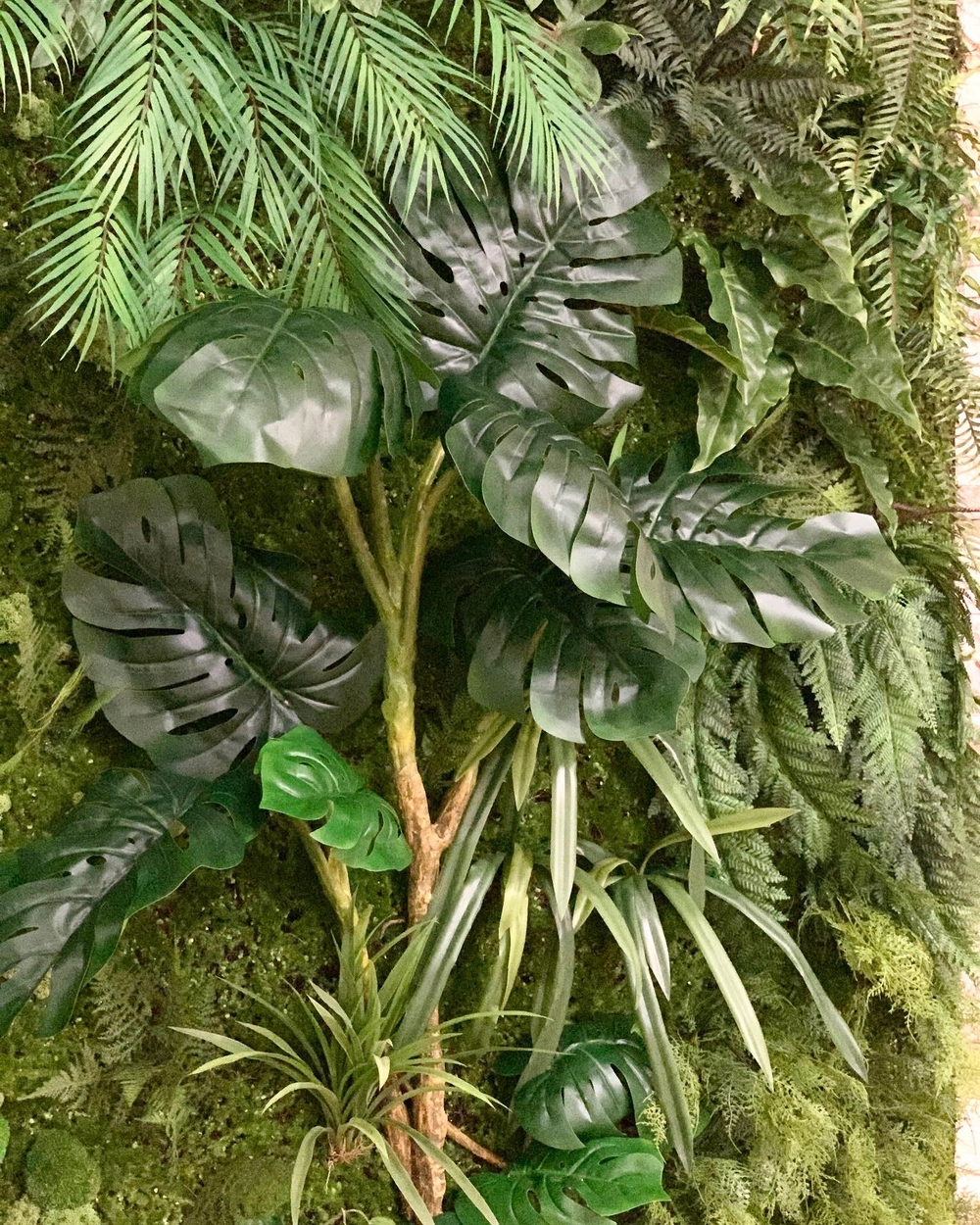 Вертикальное озеленение частного интерьера искусственными растениями г. Анапа