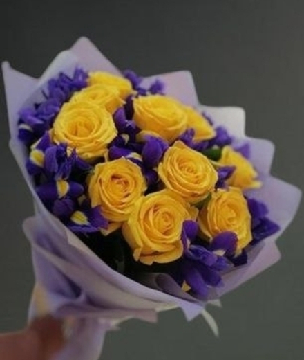 Желтые розы с ирисами