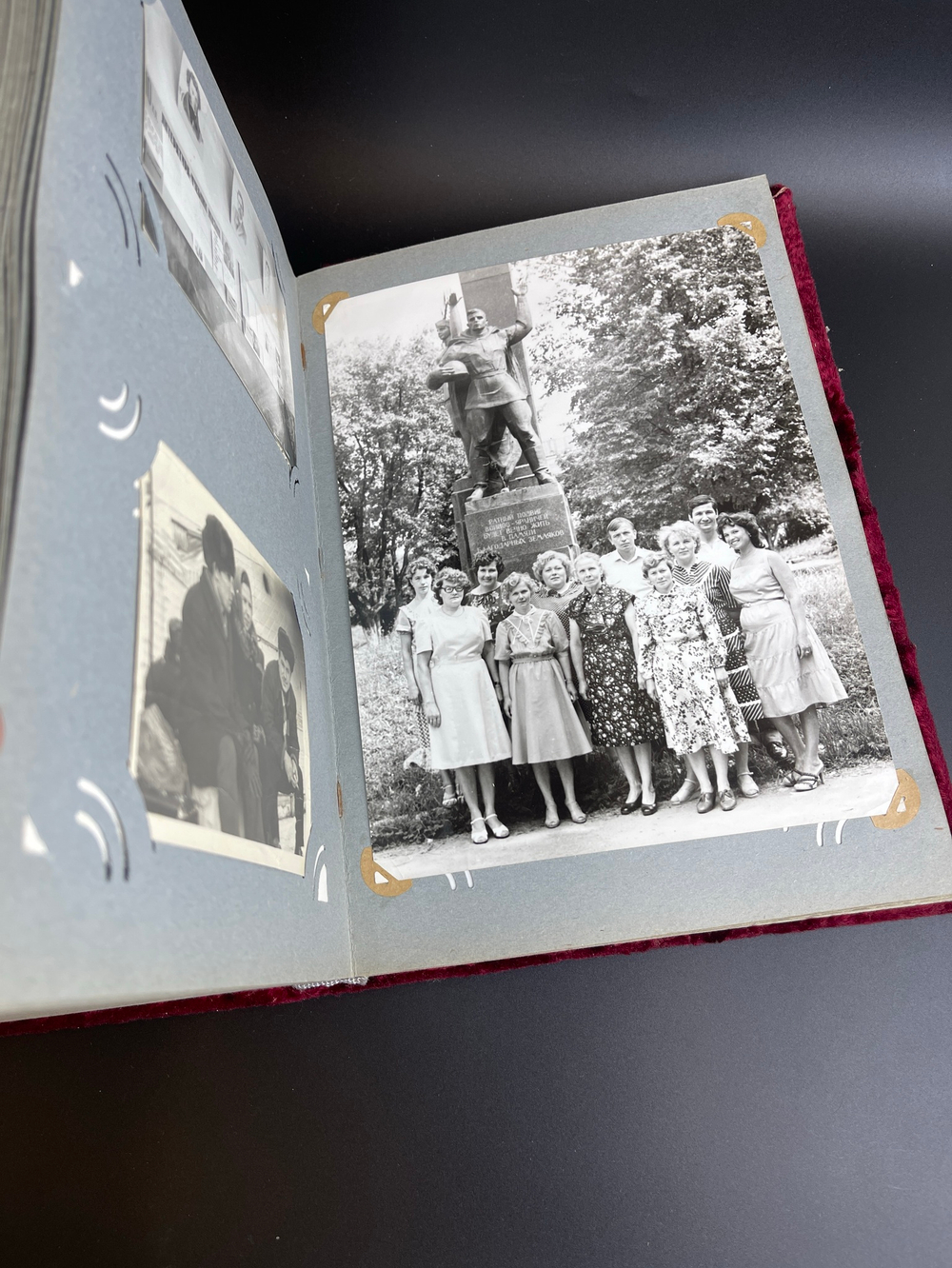 Большой альбом для фото СССР 1950 - е годы. Красный. Бархат с фотографиями . 30 х 21 см