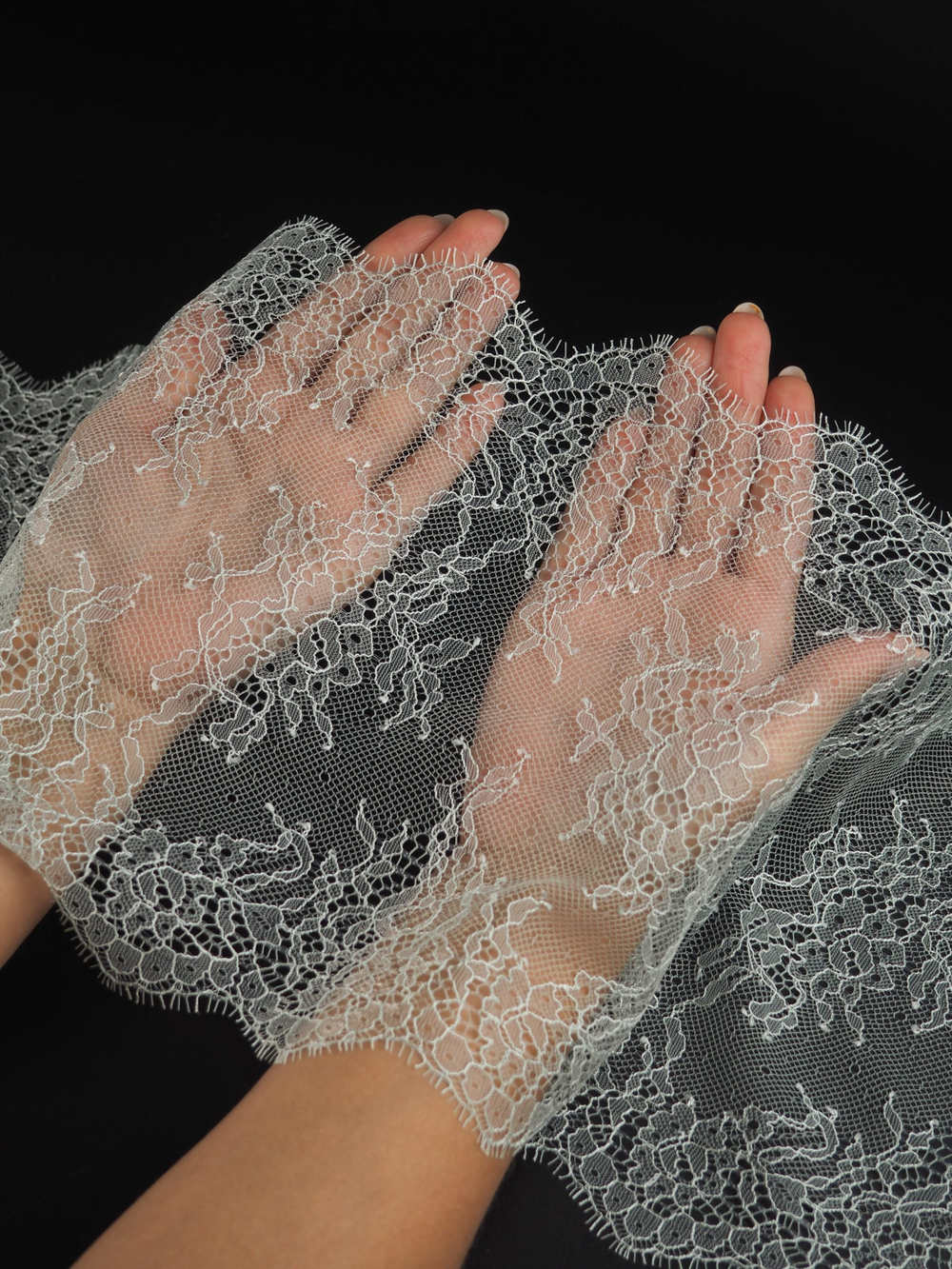 Кружево шантильи дымчатый ментол неэластичное ширина 22 см длина 1.45 м