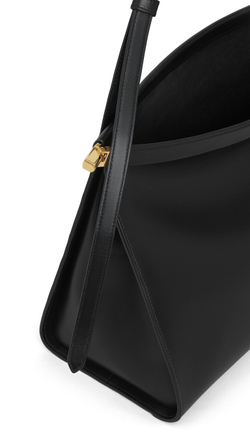 ALAÏA БОЛЬШАЯ СУМКА LE CLICK EAST WEST ИЗ ТЕЛЯЧЬЕЙ КОЖИ, ЧЕРНЫЙ
