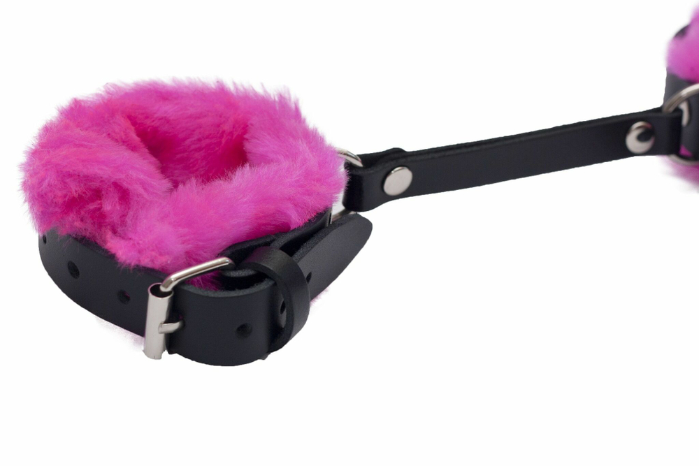 Черные базовые наручники из кожи с розовой опушкой (Цвет: черный с розовым)