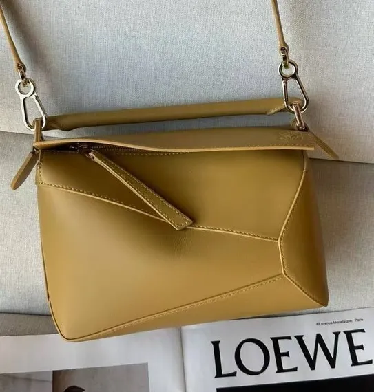 Сумка Loewe Puzzle Edge bag in classic calfskin