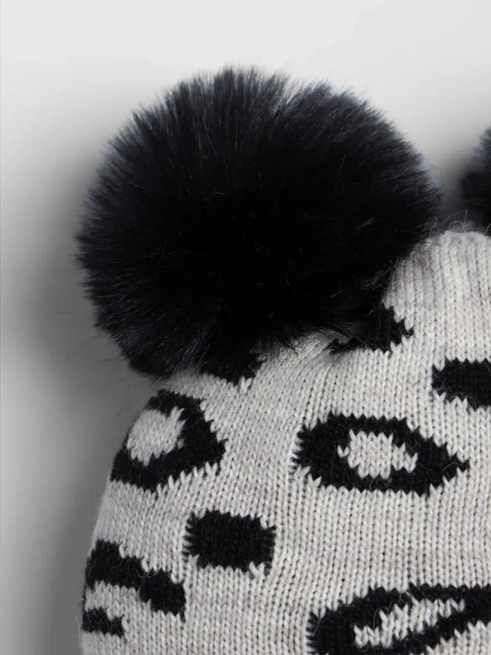 Шапка для девочки зимняя с помпонами на завязках