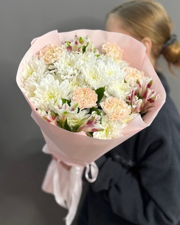 Авторский букет с кремовыми диантусами