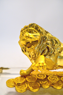 Знак зодиака ЛЕВ. Скульптура золоченая на стеклянной подставке. Металл, золочение, стекло. ХХ века,