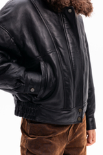 Короткая чёрная дублёнка из овчины тиградо