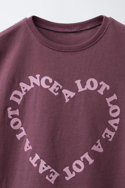 ZARA ФУТБОЛКА С БЛЕСТЯЩИМ ТЕКСТОВЫМ ПРИНТОМ, БОРДОВЫЙ