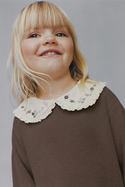 ZARA ВЯЗАНЫЙ СВИТЕР С ВОРОТНИКОМ-БАНТОМ И ЦВЕТАМИ, СЕРОВАТО-КОРИЧНЕВЫЙ