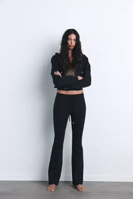 ZARA УКОРОЧЕННОЕ ХУДИ ИЗ ИНТЕРЛОКА, ЧЕРНЫЙ