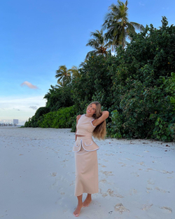 Костюм с баской в бежевом цвете