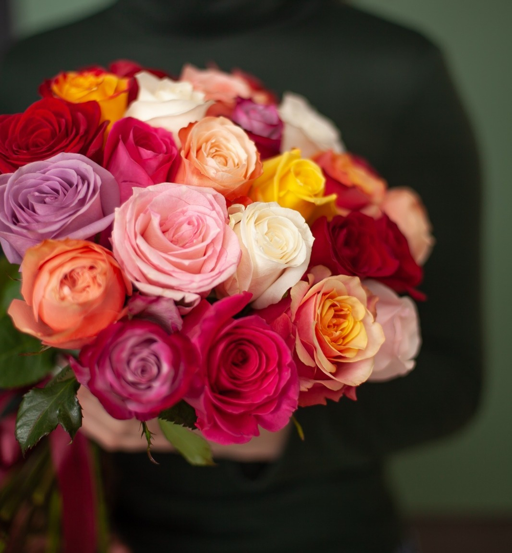 Букет 25 роз разных цветов заказать в Москве