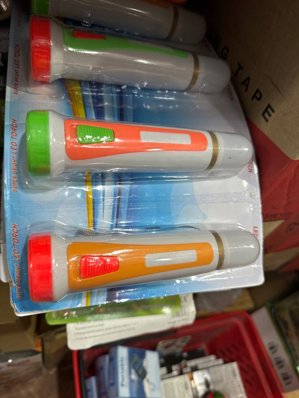 Фонарик батарейный на листе