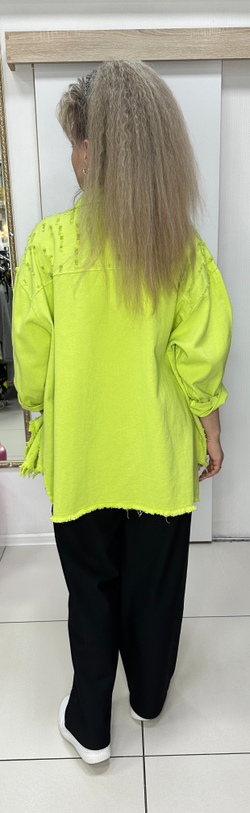 Джинсовый итальянский жакет с перфорацией в яблочном цвете