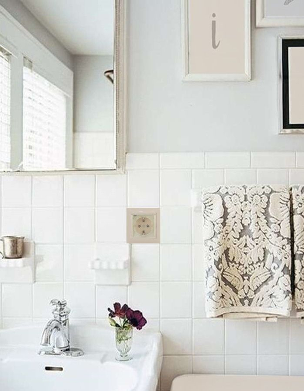 Legrand розетка 4120 с рамкой 1 с/к