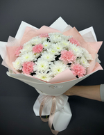 Букет из хризантем и диантусов