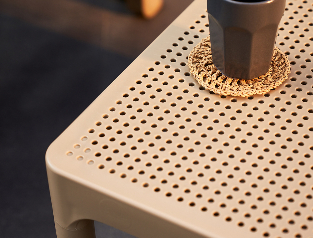 Столик пластиковый журнальный Siesta Contract Sky Lounge Table, бежевый