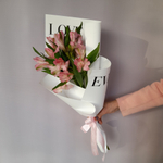 Нежный букетик из розовых альстромерий (3 веточки) в стильной белой упаковке, 50 см