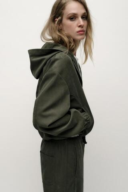 ZARA БОМБЕР ИЗ РЕЛЬЕФНОЙ ТКАНИ С КАПЮШОНОМ, ТЕМНЫЙ ХАКИ